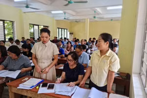 Các giáo viên được bồi dưỡng kỹ năng giảng dạy tiếng Mông.