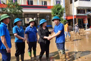 Thứ trưởng Bộ GD&ĐT Nguyễn Thị Kim Chi thăm và chỉ đạo khắc phục hậu quả mưa lũ tại tỉnh Yên Bái.