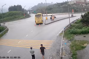 Xe khách dừng đỗ, "nhồi" khách tại nút giao IC12 cao tốc Nội Bài - Lào Cai.