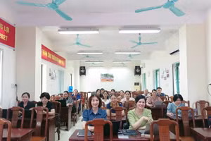 Giáo viên Trường THPT Nguyễn Huệ (TP Yên Bái) miệt mài trong việc "Bình dân học AI", nâng cao trình độ ứng dụng công nghệ thông tin.