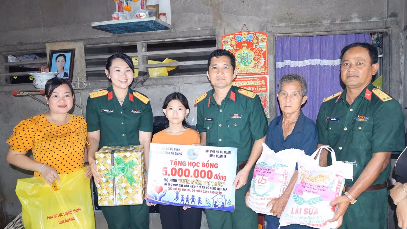 Bộ CHQS tỉnh An Giang và Binh đoàn 18 trao học bổng "Ươm mầm tri thức" cho học sinh.