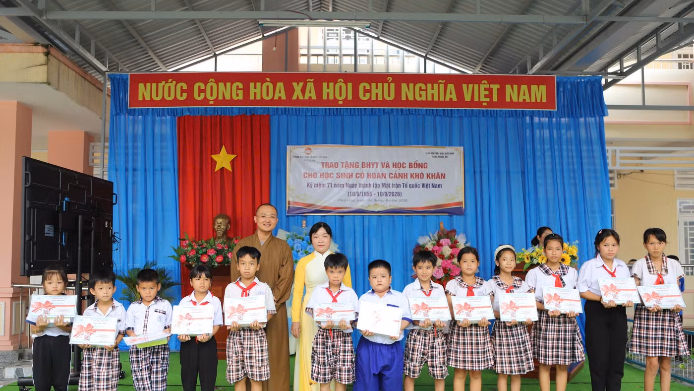 Trao bảo hiểm y tế và học bổng cho học sinh khó khăn xã Phú Hòa và Định Mỹ (tỉnh An Giang).