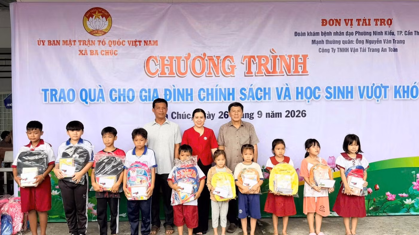 Trao tặng quà cho học sinh có hoàn cảnh khó khăn xã Ba Chúc, tỉnh An Giang.