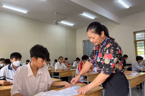 Học sinh Quảng Ngãi nghỉ học từ chiều 6/11 để phòng tránh bão Kalmaegi.