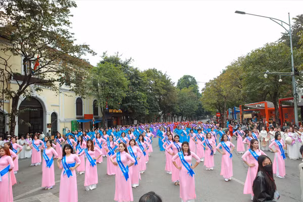 Trong thời gian diễn ra triển lãm còn có các chương trình nghệ thuật dân gian, diễu hành áo dài. (Ảnh minh hoạ: ITN)