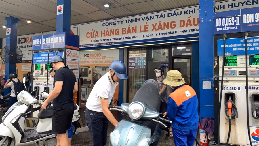 Giá xăng giảm nhẹ từ chiều ngày 24/10