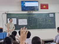 Giáo viên Trường THPT Chuyên Lê Quý Đôn duy trì dạy một số môn học bằng tiếng Anh.