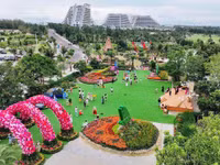 Lễ hội Ngàn hoa với chủ đề “Ngàn hoa về phố biển” thu hút gần 10.000 lượt khách tham quan.