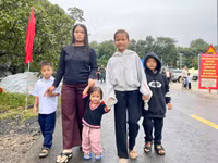 Phụ huynh đưa con em đến dự lễ khai giảng năm học mới ở trường nội trú liên cấp biên giới Ia Púch.