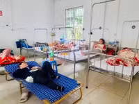 Bệnh nhân nghi ngộ độc sau khi ăn bánh mì được điều trị tại Trung tâm Y tế An Khê. Ảnh: Như Nguyện.