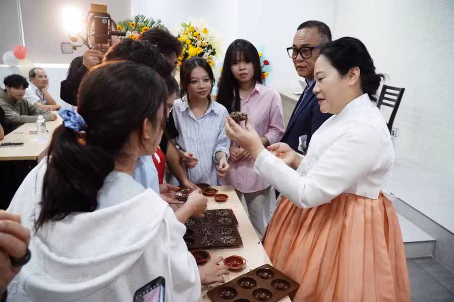Các sinh viên được chính các nghệ nhân Hàn Quốc hướng dẫn làm món ăn tại lễ hội K-food 2024