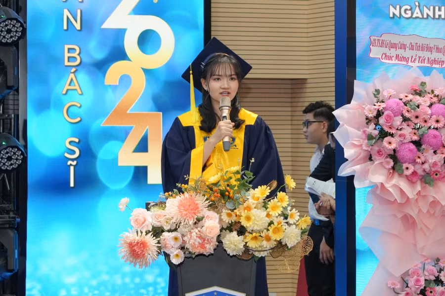dai-dien-tan-bs-gui-loi-cam-on-den-quy-thay-co-doi-ngu-y-te-va-dac-biet-la-cac-bac-phu-huynh.jpg