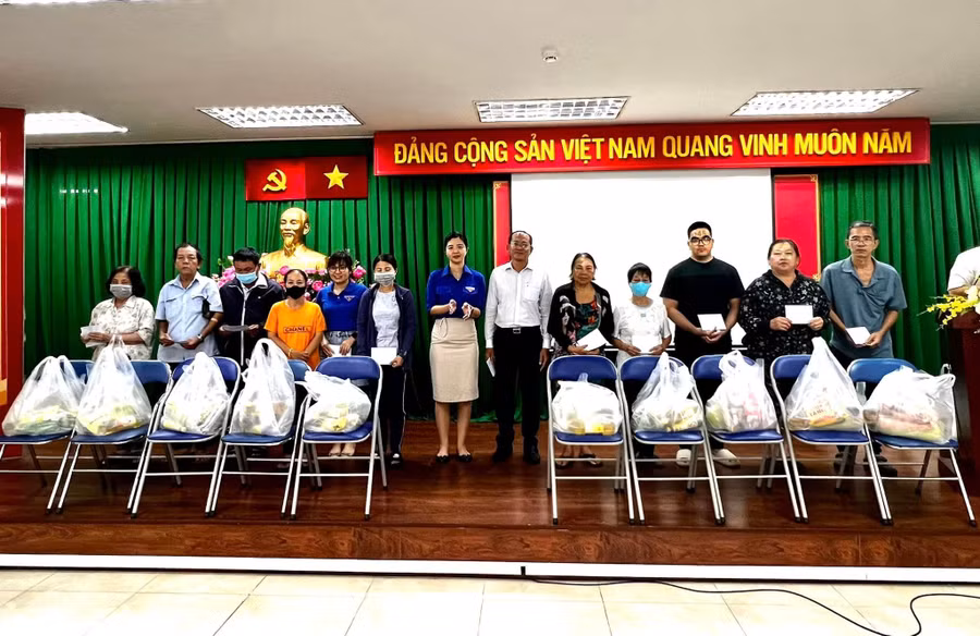 Trao quà cho các hộ khó khăn trên địa bàn phường Đa Kao, quận 1, tp HCM.jpg