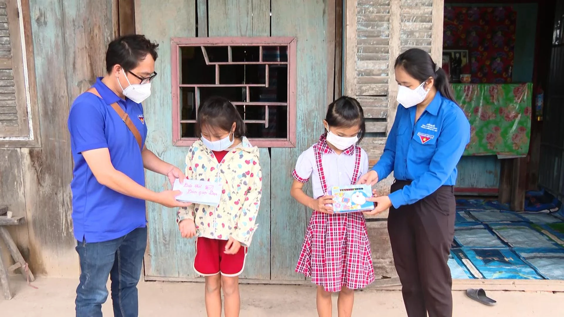 Nhà báo Trịnh Chí Hải là người tham gia chính chương trình “Bức thư bạn giúp bạn”. Nhà báo Trịnh Chí Hải là người tham gia chính chương trình “Bức thư bạn giúp bạn”.