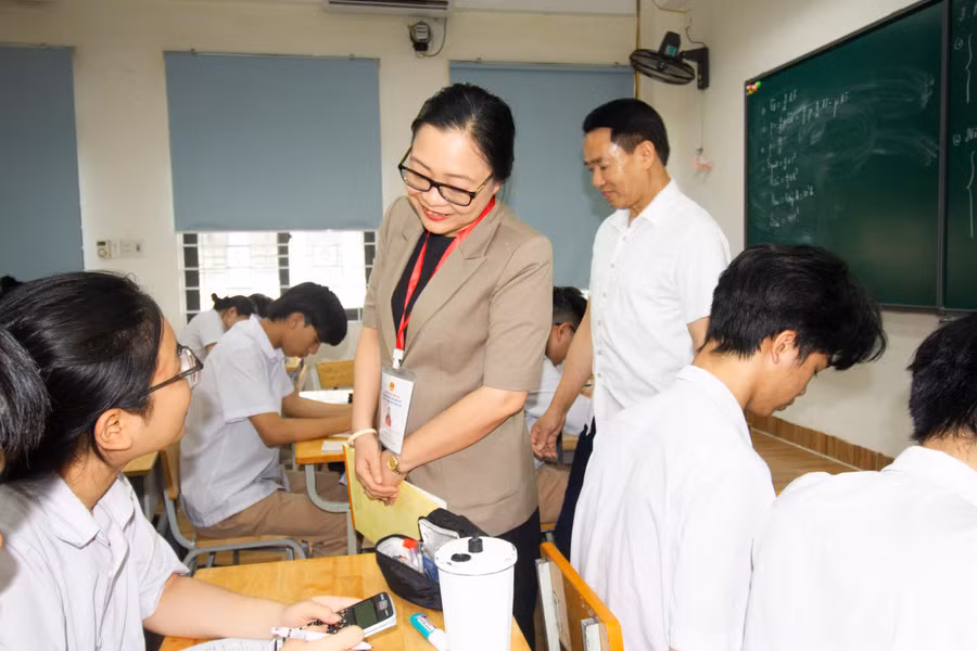 Thứ trưởng Bộ GD&ĐT Nguyễn Thị Quyên Thanh thăm thầy và trò Trường THPT Lào Cai.