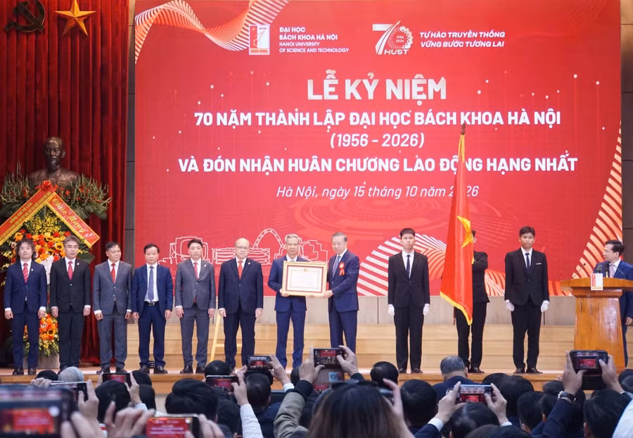 Tổng Bí thư, Chủ tịch nước Tô Lâm trao Huân chương Lao động hạng Nhất cho Đại học Bách khoa Hà Nội.