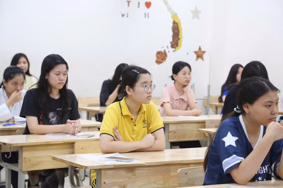 Thí sinh Hà Nội bước vào buổi thi đầu tiên.