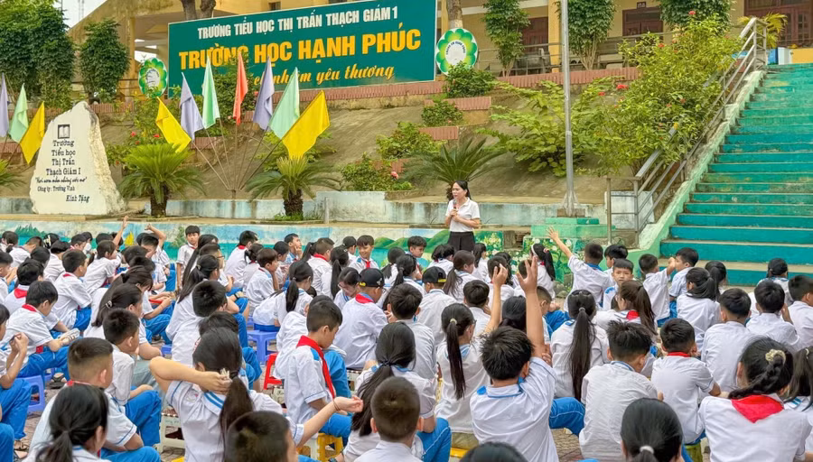 Giờ hoạt động trải nghiệm tại Trường Tiểu học Thị trấn Thạch Giám 1 (xã Tương Dương, Nghệ An). Ảnh: NTCC