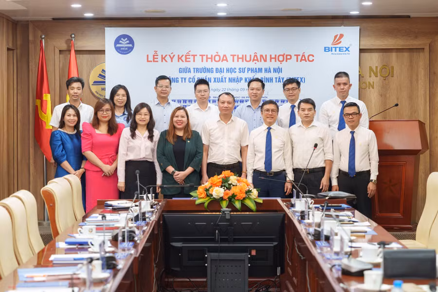 Các đại biểu tại buổi lễ ký kết.