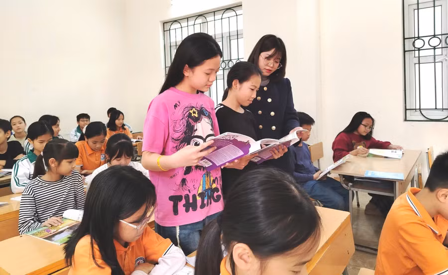 Cô Phạm Thị Thanh Hà và học trò Trường Tiểu học Hiến Nam.