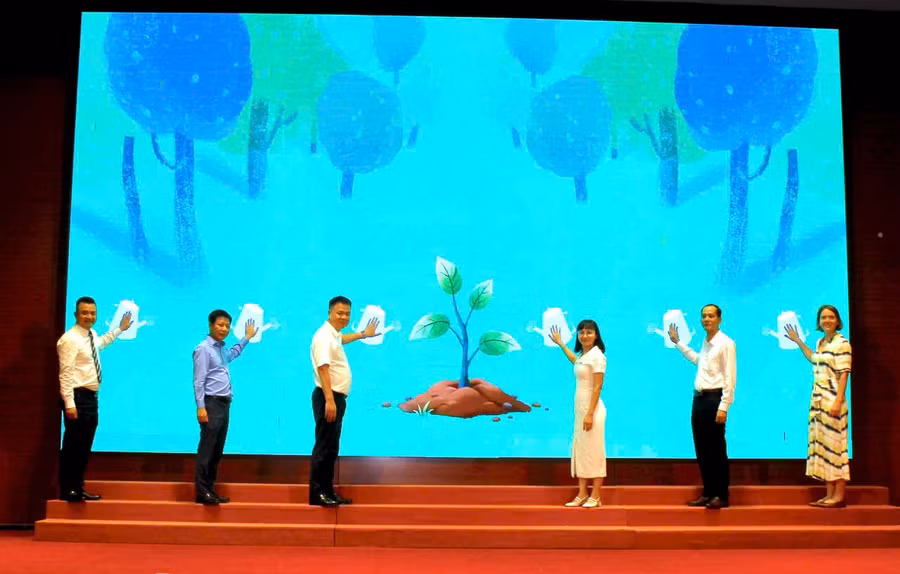 Các đại biểu thực hiện nghi thức bàn giao Vườn ươm.