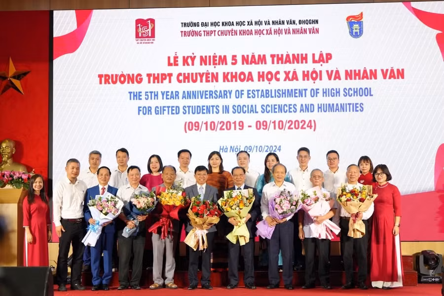 Các đại biểu chụp ảnh lưu niệm tại buổi lễ.