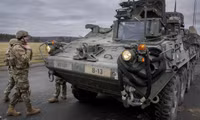 Lính dù Lviv trình làng xe bọc thép chở quân Stryker