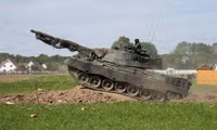 Binh sĩ Ukraine nổi giận với xe tăng Leopard 1A5
