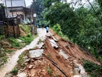 Sạt lở đe dọa nhà dân ở xã Nam Xuân (Thanh Hóa).