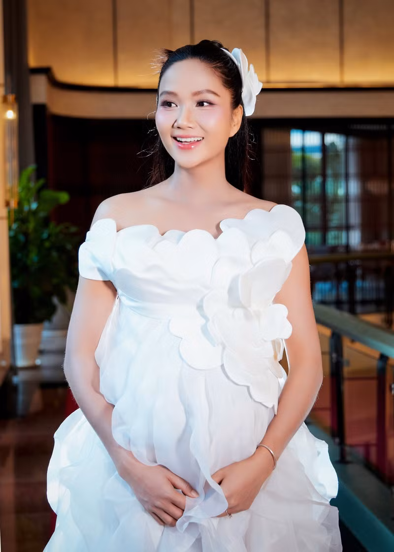 Nàng hậu nhanh chóng thu hút sự chú ý của người hâm mộ không chỉ bởi nhan sắc rạng ngời mà còn bởi lời chia sẻ đầy cảm xúc của nàng hậu về hành trình làm mẹ. hhen-nie-3.jpg