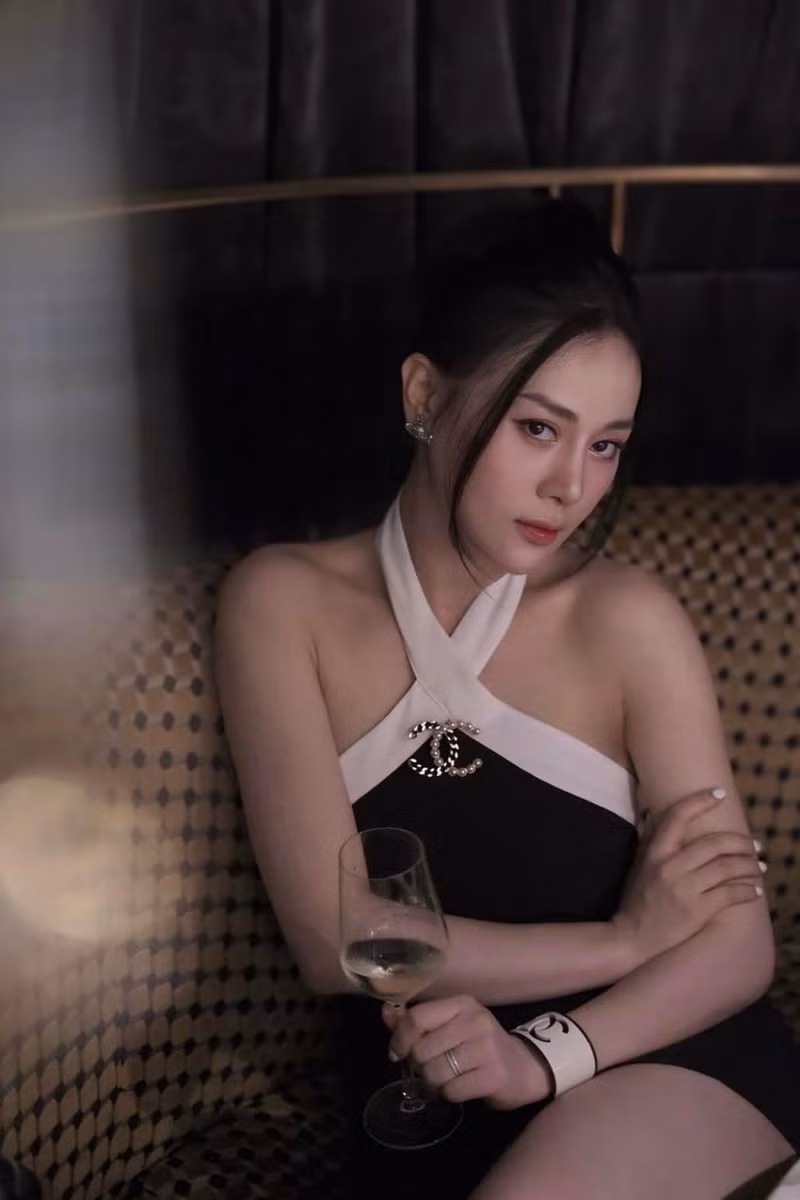 Đặc biệt, bên cạnh những dòng chia sẻ gây chú ý, Phương Oanh còn khiến dân tình xuýt xoa bởi nhan sắc xinh đẹp, đúng chuẩn phu nhân. phương oanh 3.jpg