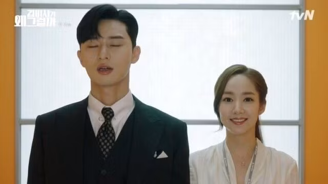 Thư ký Kim sao thế kể về một ông chủ tự luyến phải đối mặt với khủng hoảng khi cô thư ký tài giỏi của đột nhiên tuyên bố nghỉ việc sau 9 năm tận tụy phục vụ. phim-4.jpg