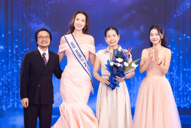 Về phía nàng hậu sinh năm 2001, cô nàng đã bày tỏ niềm tự hào và vinh dự sau khi được chính tổ chức Miss World ưu ái dành nhiều lời khen ngợi. bao-ngoc-4.jpg