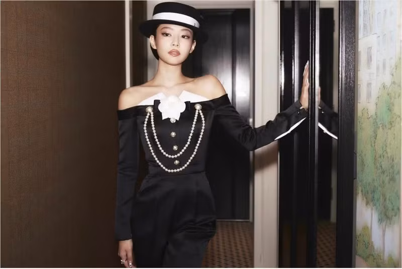 Kiểu tóc búi cùng mũ boater giúp “thánh sống Chanel” hoàn thiện tạo hình ấn tượng. jennie-10.jpg