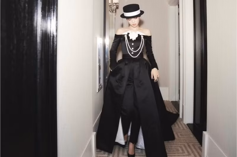 Họa tiết hoa trà trắng và chuỗi ngọc trai cổ điển đậm chất Chanel trở thành điểm nhấn sắc nét, tôn bật vẻ đẹp thanh lịch pha chút nổi loạn đặc trưng của Jennie. jennie-7.jpg