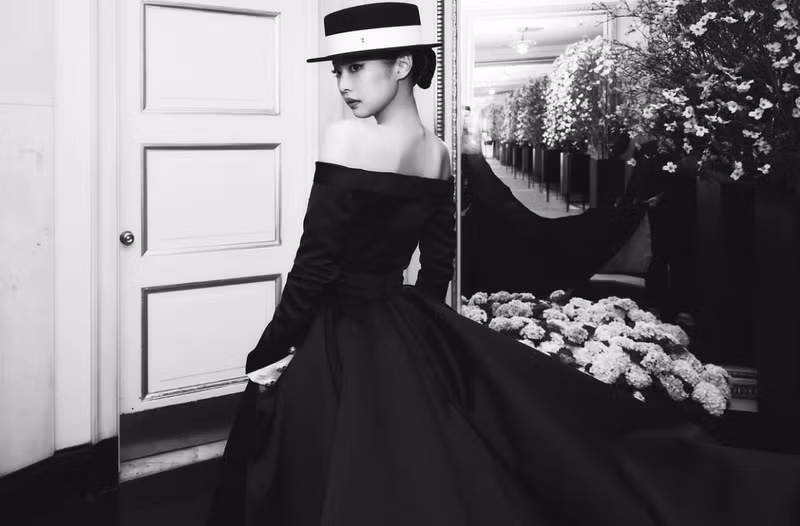 Trước đó, tại thảm đỏ Met Gala 2025, Jennie không chỉ "chặt chém" các khách mời bằng thần thái kiêu kỳ, mà còn ghi điểm tuyệt đối khi diện trang phục đúng chuẩn tinh thần chủ đề năm nay. jennie-5.jpg