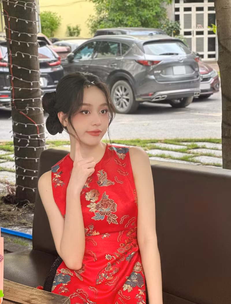 Áo, váy yếm được cách tân hiện đại là trang phục được nhiều diễn viên, nàng hậu Việt ưu tiên lựa chọn trong những ngày đầu năm mới. hoa-hau-thanh-thuy-2.jpg