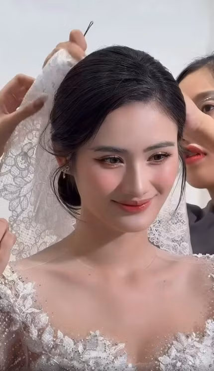Mới đây, Hoa hậu Ý Nhi đã khiến cộng đồng mạng không khỏi xôn xao khi chia sẻ một đoạn clip xuất hiện trong bộ váy cưới lộng lẫy. y-nhi-1.jpg