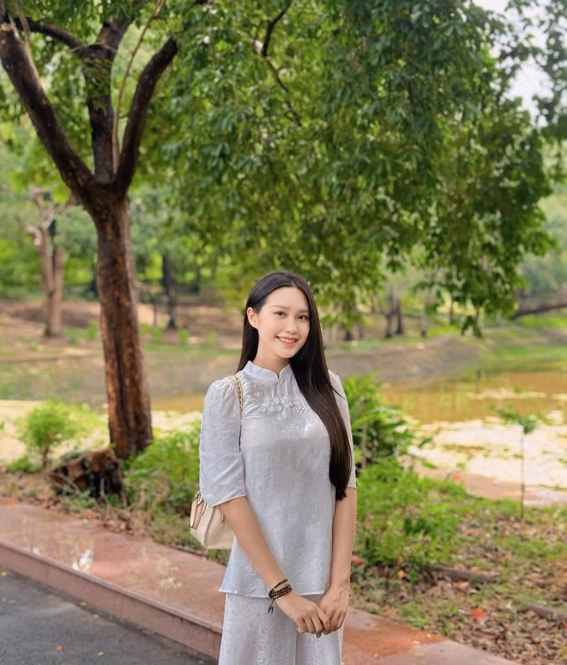 Ngoài ra, hai bước không thể thiếu trong quá trình tìm đến một làn da đẹp chính là thoa kem chống nắng và dưỡng ẩm. doãn hải my 6.jpg