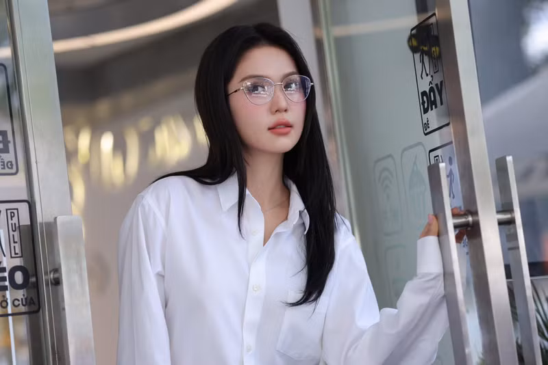 Ngọc Trinh như hóa thân thành một thiếu nữ nhẹ nhàng, đầy nữ tính, thoát khỏi hình ảnh gợi cảm quen thuộc. e29db260-95d4-4288-a4c8-d7f585ebe36f.jpg