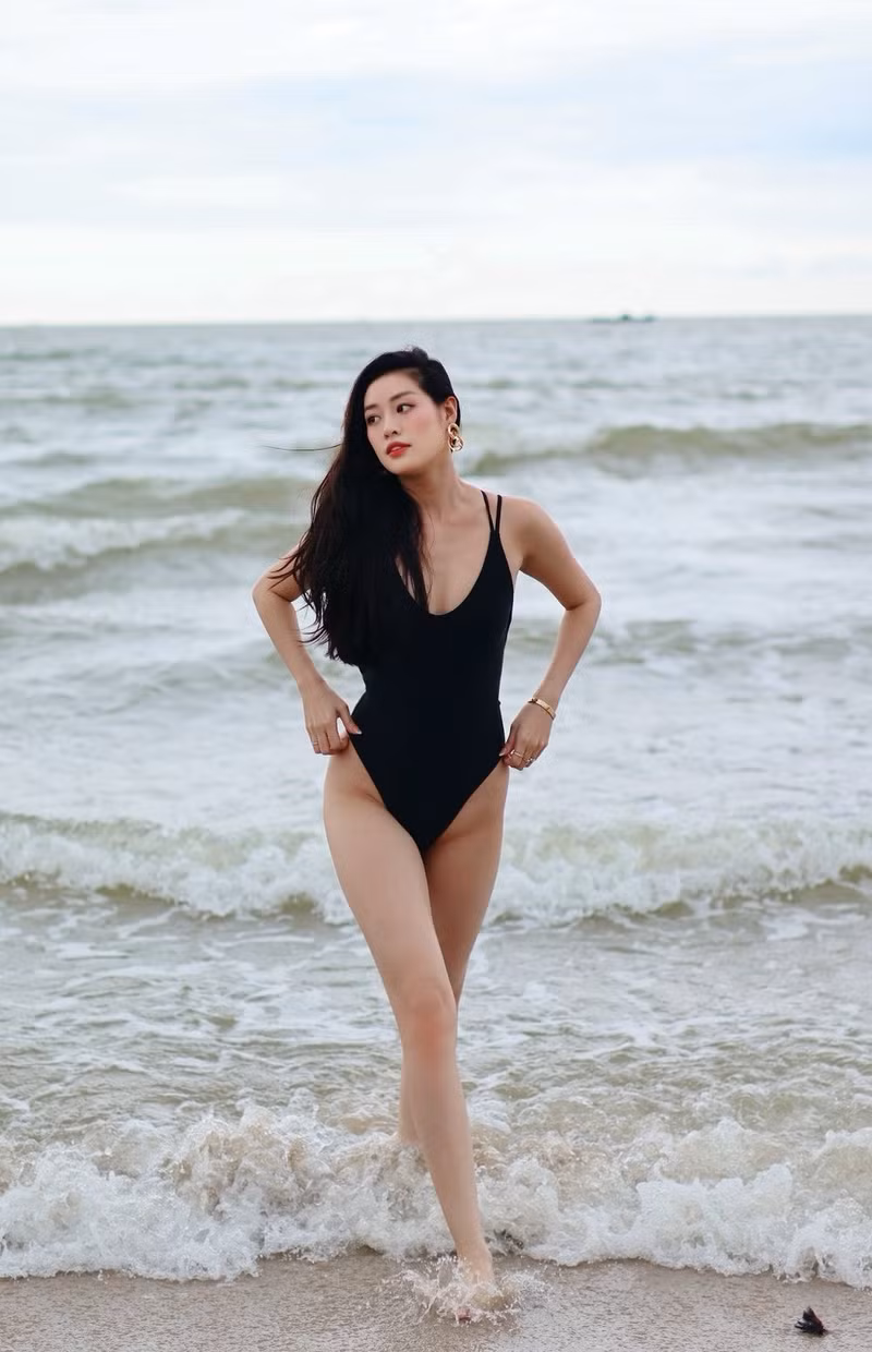 Dù bộ bikini có màu sắc đơn giản nhưng với vóc dáng chuẩn không cần chỉnh, Khánh Vân vẫn có thể cân đẹp bộ trang phục này. bikini-6.jpg