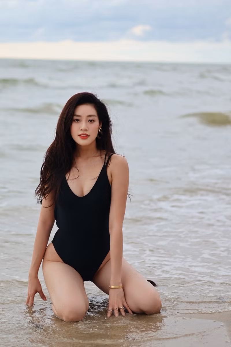 Trong chuyến nghỉ dưỡng gần đây, Hoa hậu Khánh Vân lựa chọn mẫu bikibi có thiết kế tối giản, khoét hông cao theo kiểu thập niên 1980. bikini-5.jpg