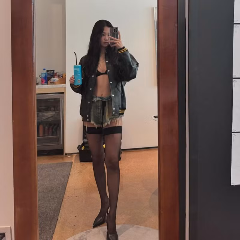 Trong đó phải kể đến những bình luận như: "Ôi trời, Jennie", "Thật quyến rũ", "Cô ấy là một nàng tiên" hay "Cô ấy thật gợi cảm"… jennie-6.png