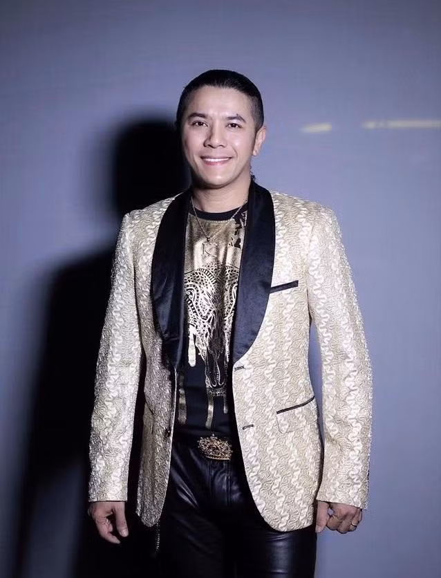 Anh quyết định sang Mỹ và hoạt động ca hát chủ yếu diễn ra ở các sân khấu hải ngoại. Kasim Hoàng Vũ 9.jpg