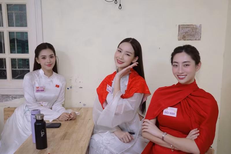Hoa hậu Lương Thùy Linh chia sẻ: "Chúng mình đã có mặt để chuẩn bị cho buổi Tổng duyệt Kỷ niệm 80 năm Cách mạng tháng Tám thành công và Quốc khánh nước Cộng hòa xã hội chủ nghĩa Việt Nam”. dieu-hanh-5.jpg