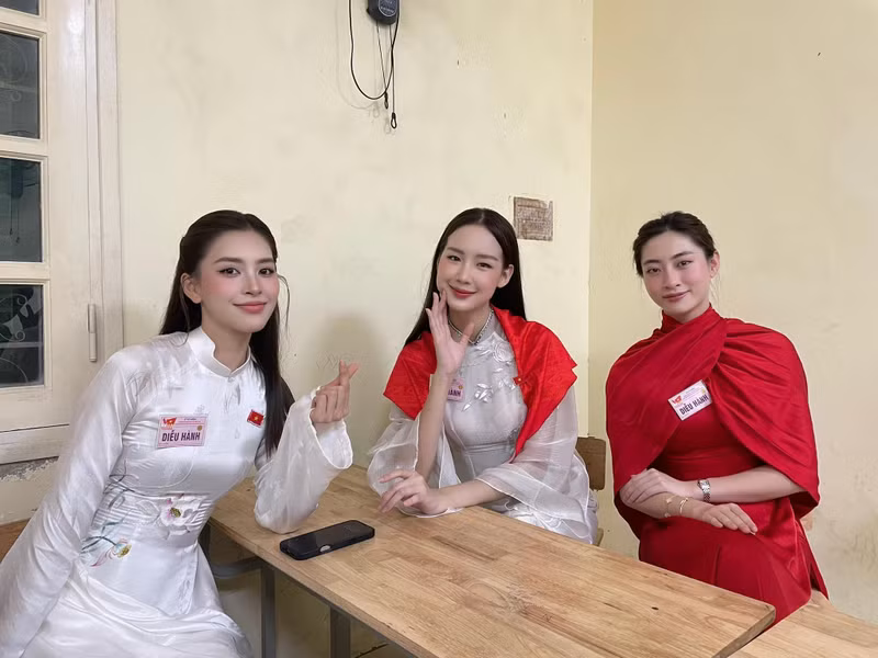 Là một nàng hậu tích cực tham gia các hoạt động xã hội, Tiểu Vy bày tỏ: Những gương mặt thức từ 1h sáng đã sẵn sàng cho buổi tổng duyệt lễ kỷ niệm diễu binh, diễu hành 80 năm Cách mạng tháng Tám và Quốc Khánh 2/9”. dieu-hanh-2.jpg