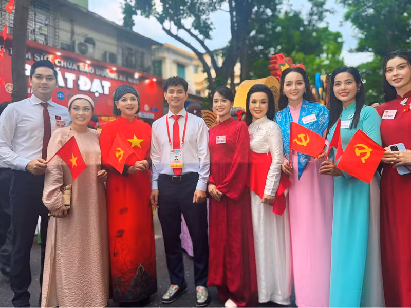 Trên trang cá nhân, nữ ca sĩ Phương Thanh hào hứng chia sẻ: “Lễ 2-9. Dậy sớm chuẩn bị Tổng duyệt. Cục trưởng Xuân Bắc… ghé thăm hỏi anh em”. dieu-hanh-0.jpg