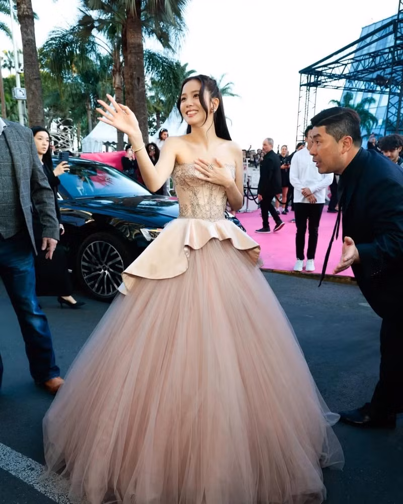 Xuất hiện tại sự kiện, chị cả BLACKPINK diện chiếc váy bồng bềnh, được thiết kế cực kỳ lộng lẫy như một nàng công chúa. jisoo-04.jpg