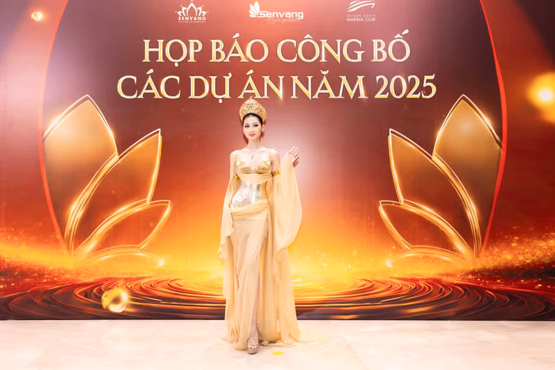 Hoa hậu Quế Anh gây ấn tượng mạnh mẽ với bộ trang phục cắt xẻ táo bạo, khoe trọn “vòng eo con kiến”. Cô nàng đã có một màn xuất hiện đầy ấn tượng, có thể thấy rõ sự thăng hạng rõ rệt về nhan sắc. hoa-hau-que-anh-12.jpg