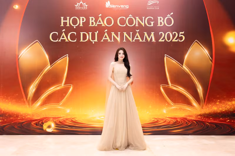 Hoa hậu Tiểu Vy xuất hiện ấn tượng với phong cách ngọt ngào, hóa tiểu thư đài cát. Vẻ đẹp trong trẻo và phong cách thời trang nữ tính của cô đã nhận được nhiều sự yêu mến. hoa-hau-tieu-vy-14.jpg
